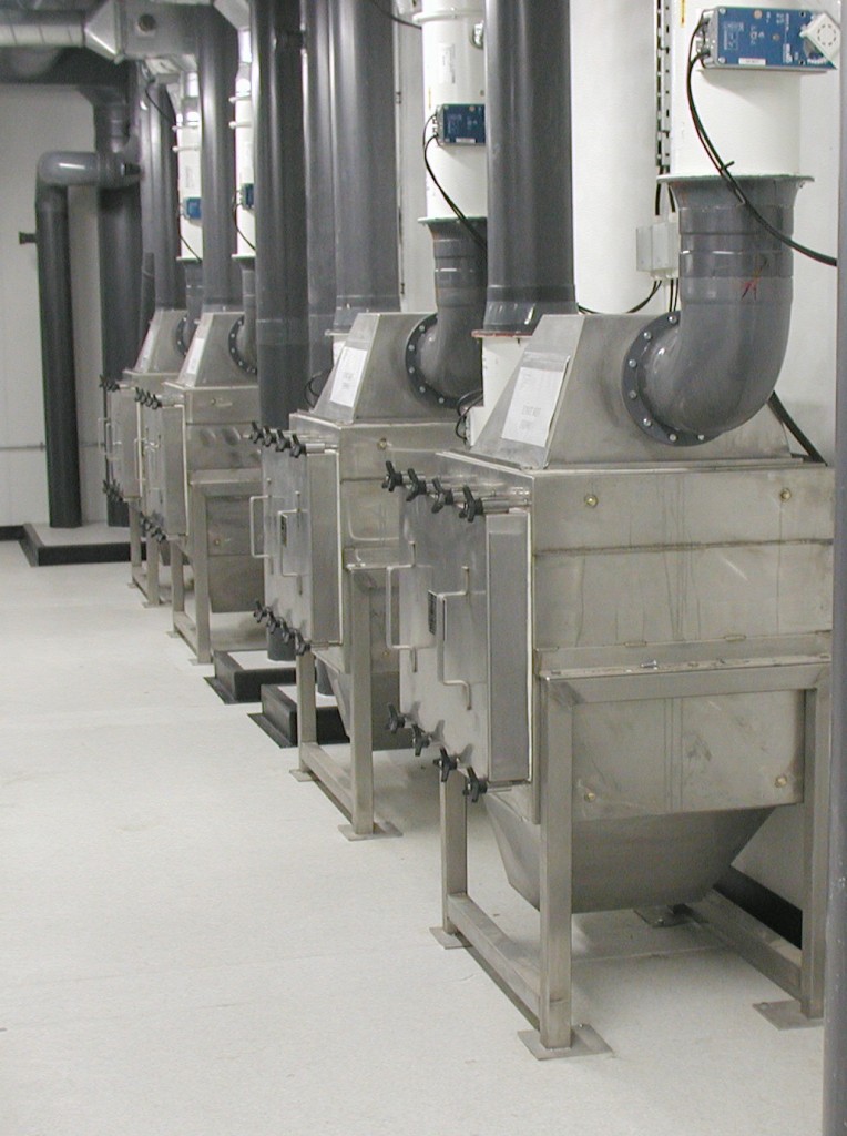 Divided bed filter housings